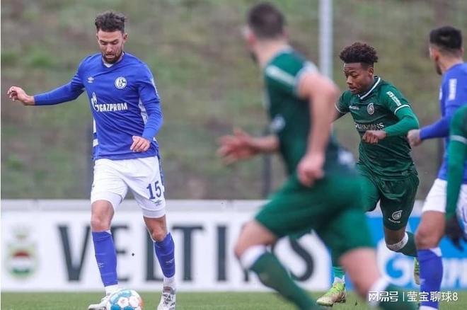 名年轻而富 名年轻而富