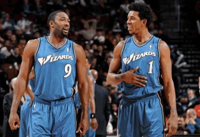 内给到篮下 内给到篮下